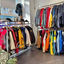 Load image into Gallery viewer, Pure Vintage Clothing